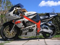 gsxr-1014-vit med rödram.jpg