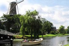 leiden-canal-holland.jpg