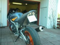 bakdel skylt vinklad utåt.jpg