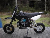 125cc Svart vänst förminskad.JPG