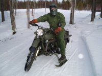 Husqvarna med skidor.jpg