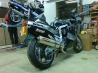 Gixxer med Akra.jpg