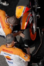 1055_R06_Pedrosa_finish.jpg