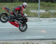 axel gör en stoppie.jpg