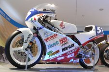 800px-ZweiRadMuseumNSU_Honda_RS125.jpg