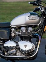 0107_bonnie_w6502_zoom+2001_triumph_bonneville+engine_view.jpg
