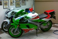 zxr750r-2.jpg
