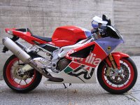 800px-APRILIA_RSV_1000_R_BOL_DOR.jpg