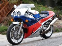 Honda-RC-30-left-side-angle-view1.jpg