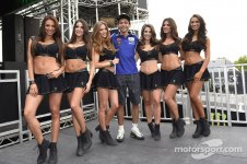 motogp-catalan-gp-2014-valentino-rossi-with-lovely-paddock-girls.jpg