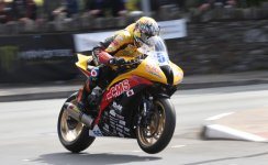 Isle-of-Man-TT-Supersport-Race-2011-by-Simon-Charity.jpg