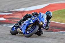 2025-Yamaha-YZF900R9-EU-Icon_Blue-Action-003-03.jpg