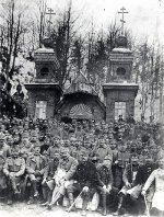 500px-Ruski_vojni_ujetniki_in_Avstro-ogrski_stražarji_pred_Ruska_kapelico.jpg