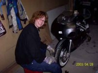 Åsa visar en ren fälg.jpg