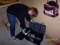 Åsa visar verktygslådan1.jpg