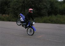 Max stoppie snett framifrån.jpg