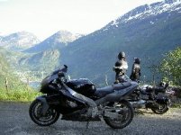 miniGrabbarna ser ut över Geiranger.JPG