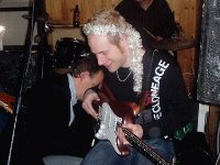 björn med gitarr.jpg