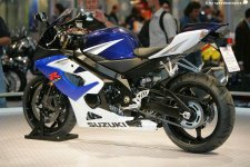 suzuki-gsxr1000-05-vit-blå.jpg