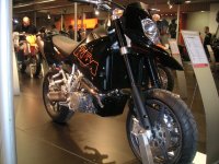 KTM - 950 2_small.JPG