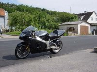 black_gixxer_angle5.jpg